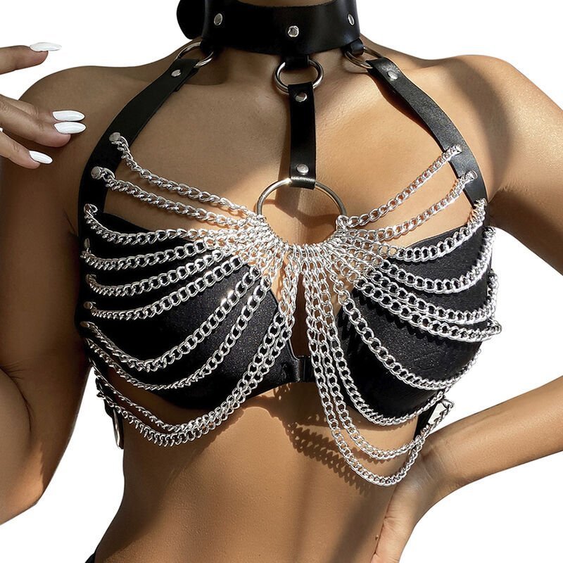 Harness aus schwarzem Leder mit Metallketten und Ringen, verstellbare Träger mit Nieten und D-Ring, Kettendrapierung im Brustbereich